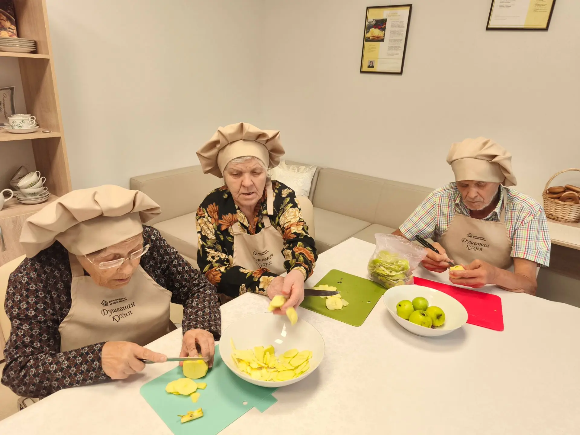 👩‍🍳«Шарлотка удалась!
 Пышная, румяная, яблочная — идеальный результат.
🍎 Пышная — поднялась горк