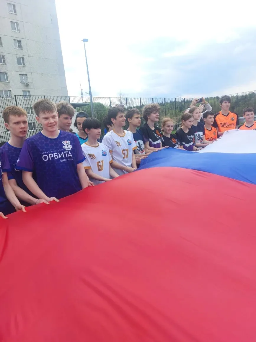 «И эстафету передать Не только внукам, но и дальше... Бороться против всякой фальши Готовых Правду и