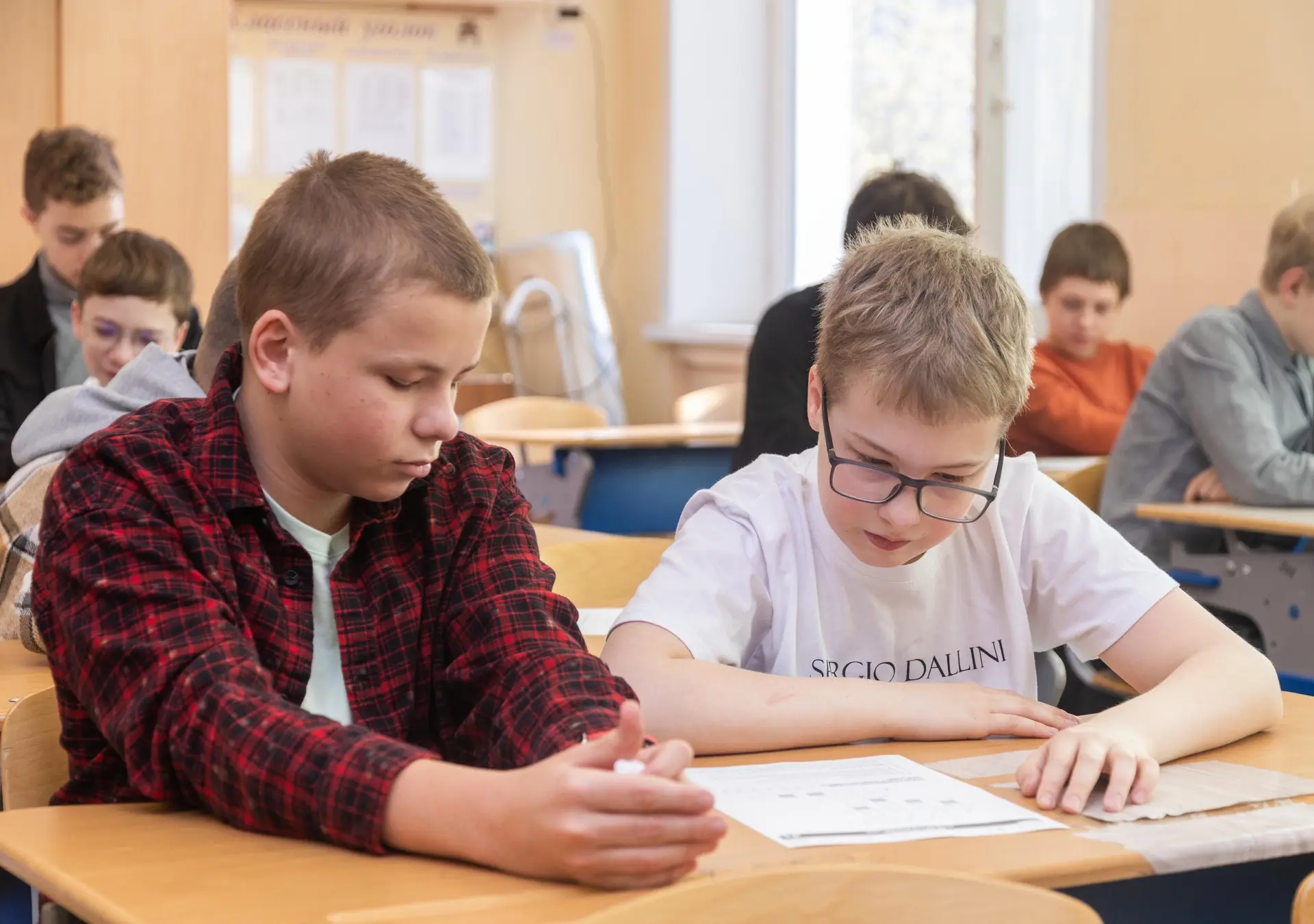 🌟 Учебную неделю мы вновь начинаем с особого момента – церемонии поднятия флага в окружении друзей. 