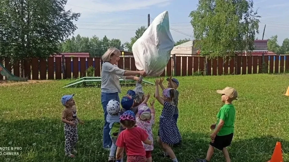 👫Чтобы не было мне скучно,
Я забаву отыщу:
🎈Я надую шар воздушный,
И на волю отпущу. 
🎉Наши воспи