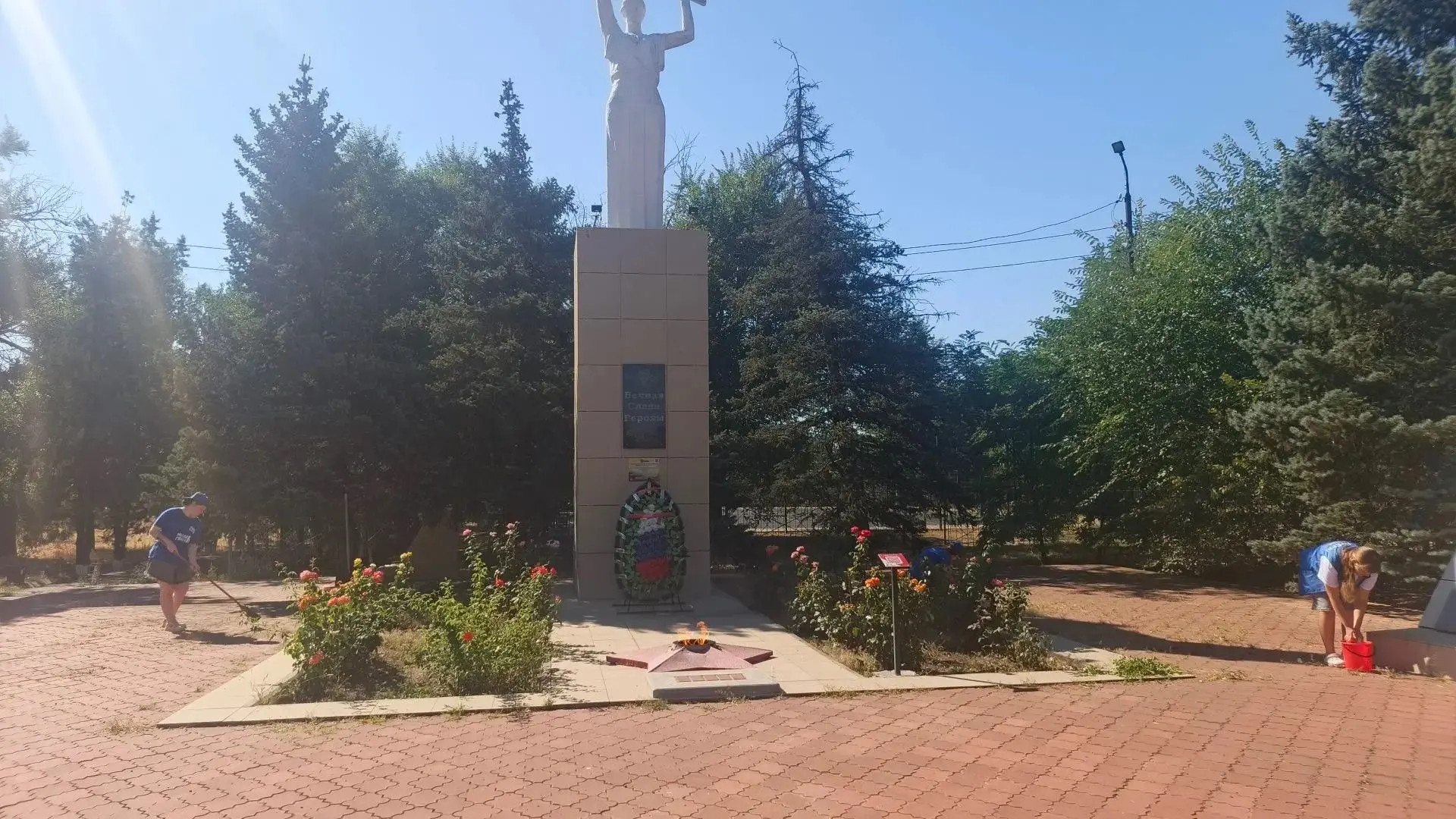 Сегодня молодёжь Ремонтненского сельского поселения вновь приняла участие в добром деле...