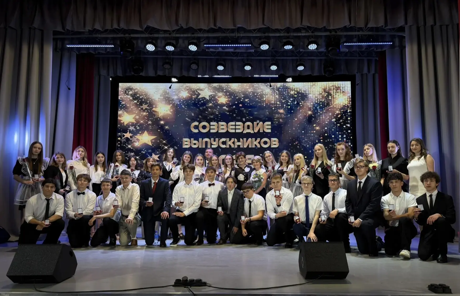 25 июня в районном Доме культуры «Факел» состоялся прием лучших выпускников Аксайского района.

🎉 Г