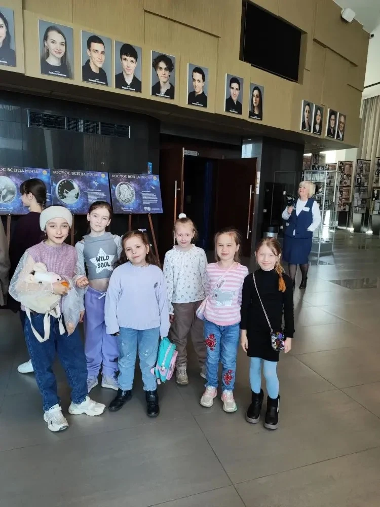 🎭✨ 1 «М» класс в Театре юного зрителя! ✨🎭  Дружный 1 «М» класс вместе с учителем Еленой Сергеевной Ш