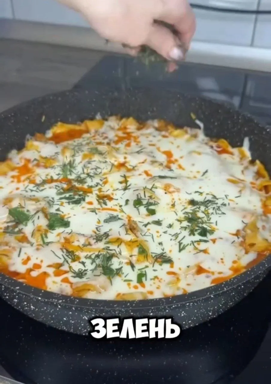 🍝 Ленивая лазанья на сковороде.

Ингредиенты:

🔹Лук — 1 шт.
🔹Чеснок — 1 зуб.
🔹Фарш — 400 г
🔹Мол