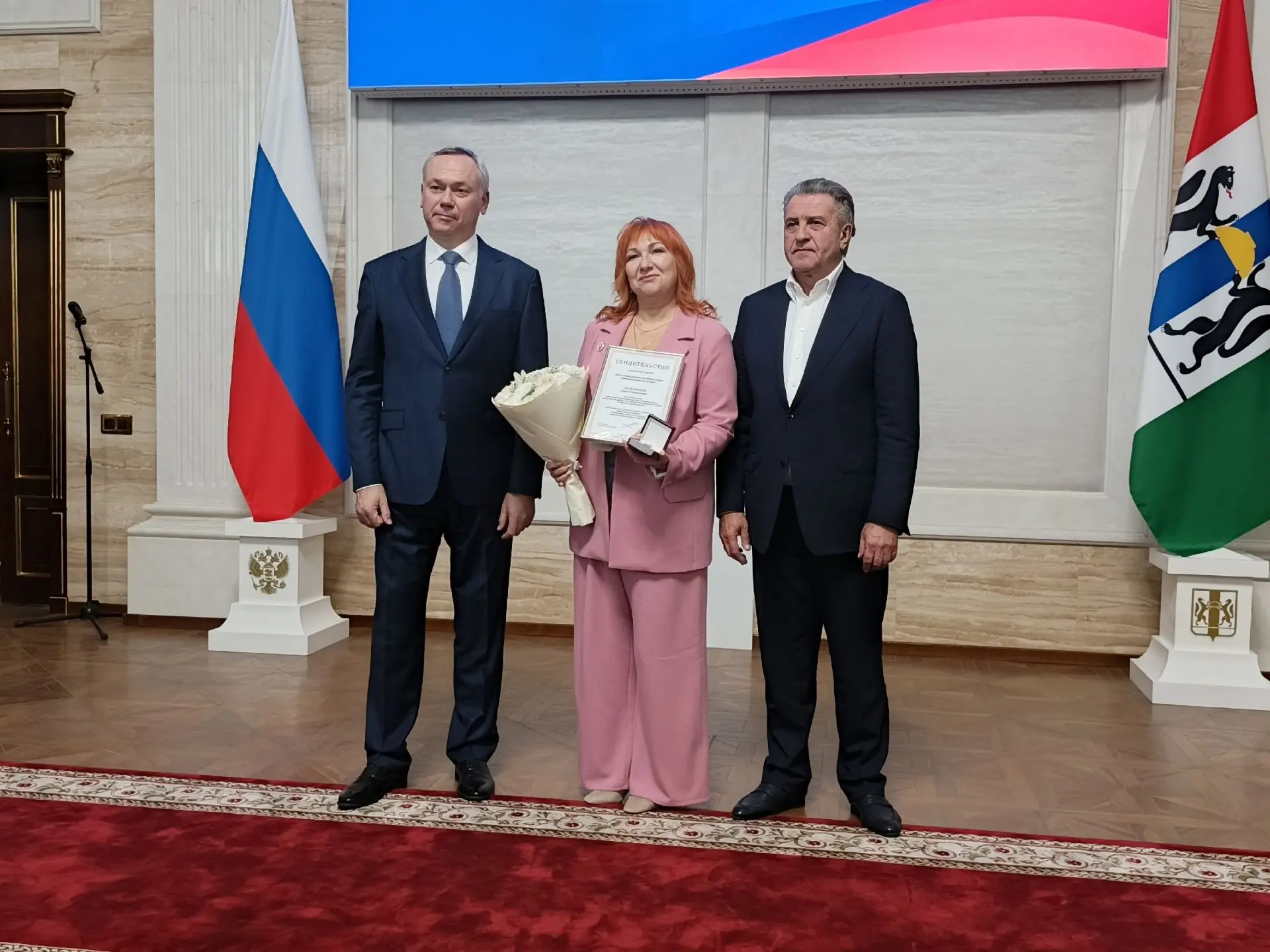 Премию «Почетный работник образования Новосибирской области» получила сегодня из рук гу...