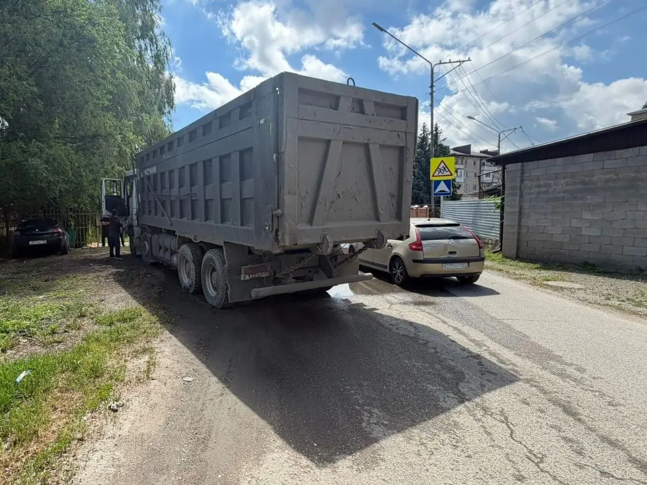 Сотрудники полиции устанавливают обстоятельства дорожно-транспортного происшествия с участием восьми