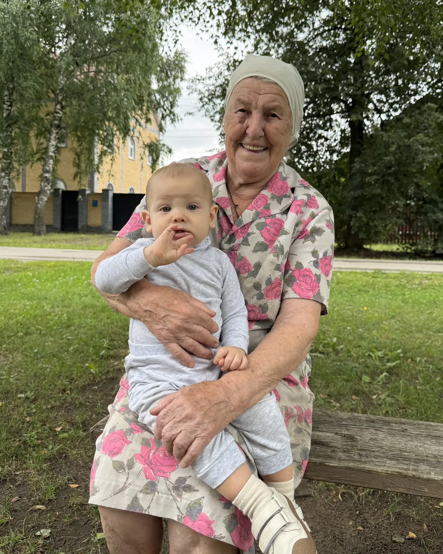 Между ними разница 90 лет! Представляете?

Ждет мальчишек всегда с гостинцами, срывает им ягодки на 