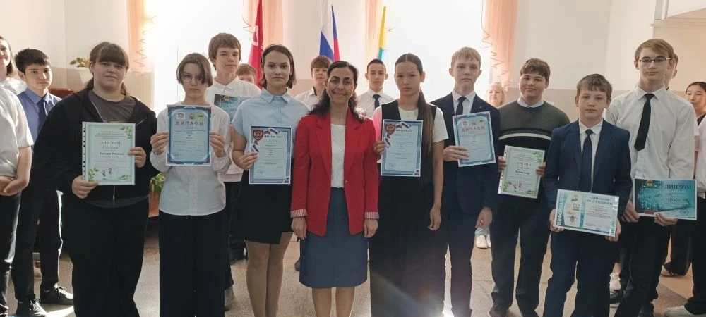 В школе МОАУ «СОШ №46» прошло торжественное награждение победителей и призёров олимпиад! 🎉

Ученики