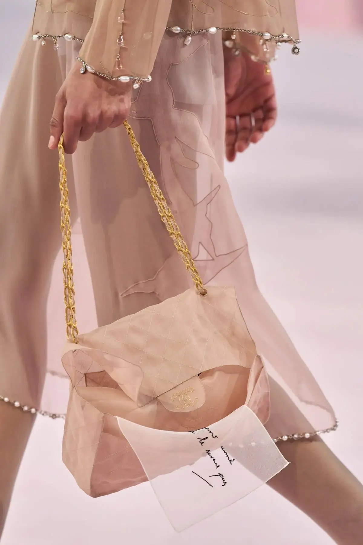 С приходом Мэтью Блейзи в Chanel сумки стали целым отдельным событием ! Он не ломает каноны бренда ,