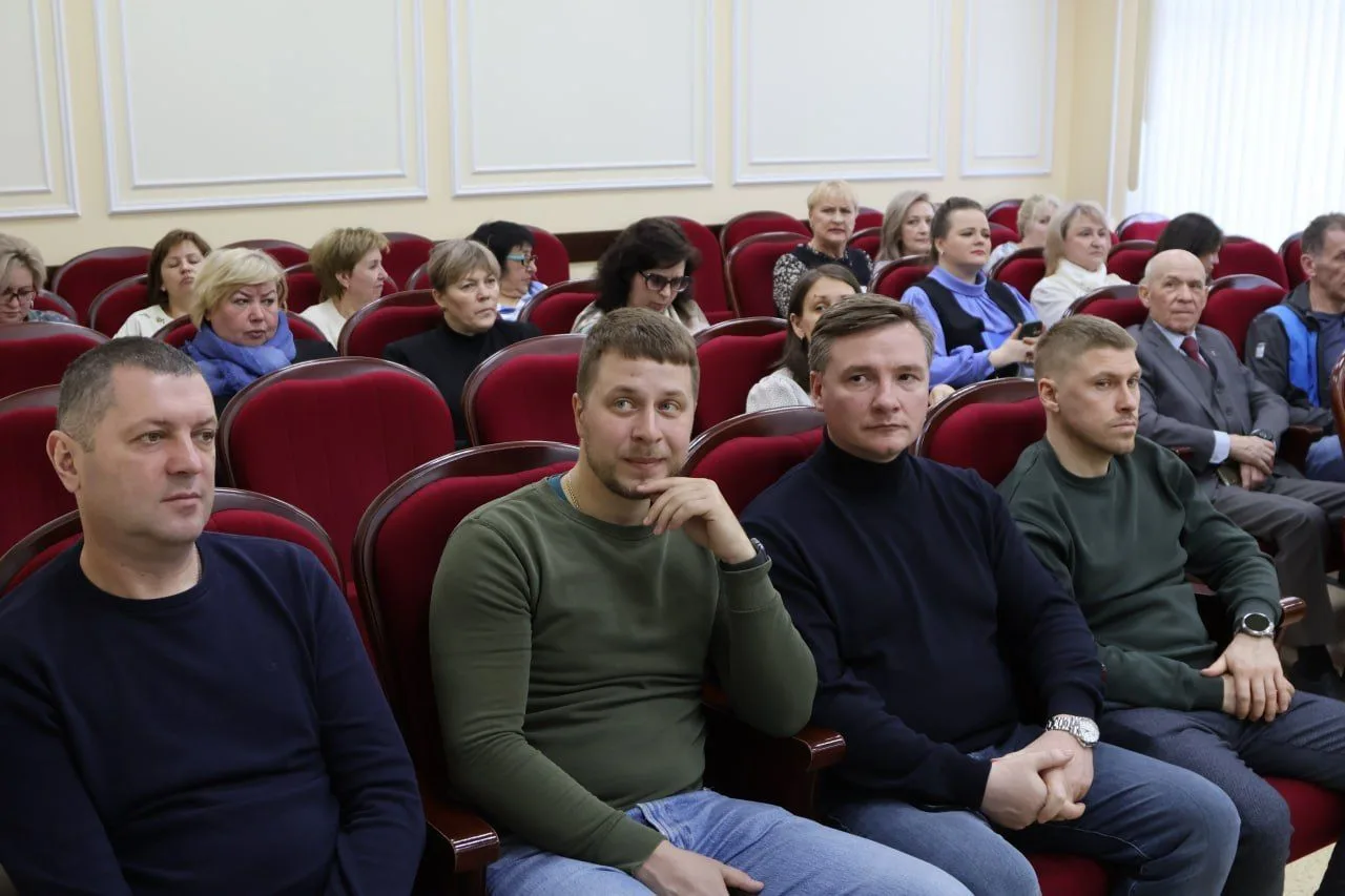 🤝Депутат Мособлдумы Андрей Голубев встретился с однопартийцами в Ступино  В администрации городского