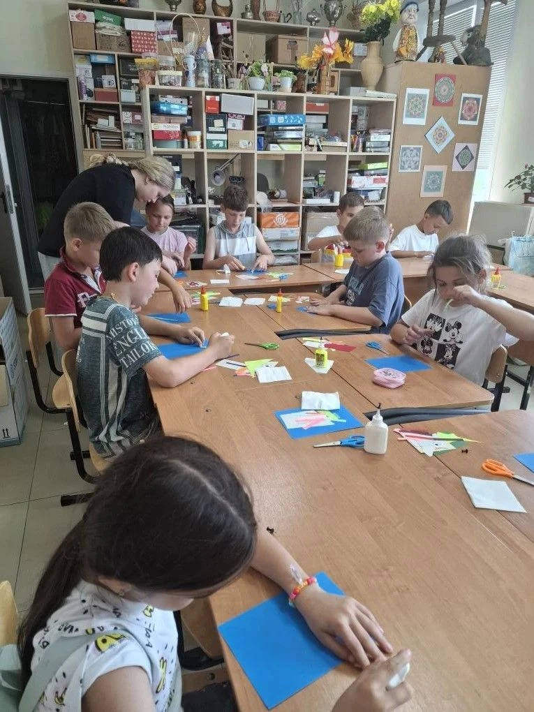 ☀️ День седьмой. Дождь, но мы не унываем! ☔
Утро началось бодро: зарядка и вкусная каша с бутербродо