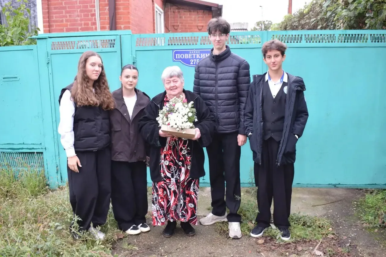 🍂 Сердечные поздравления в День мудрого человека: 9 «В» в гостях у ветерана! 💐✨