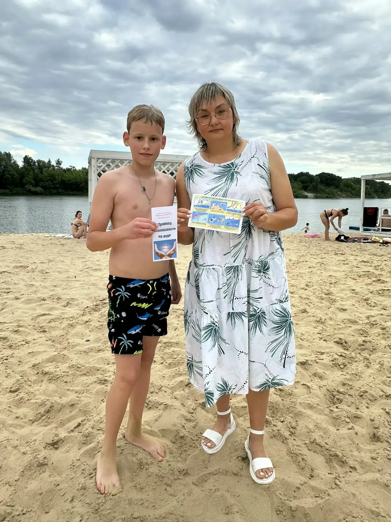 «На страже детского лета»: учителя и родители Шолоховской гимназии патрулируют пляжи.