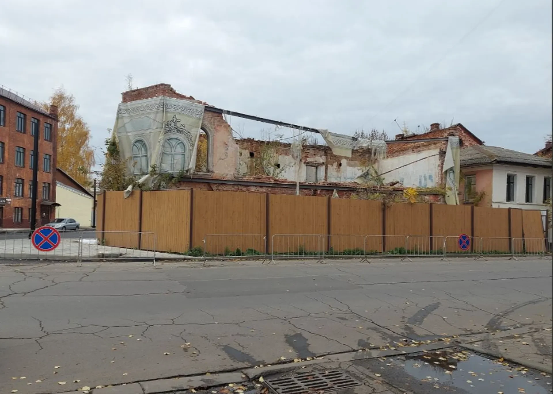 В Рыбинске выставили на продажу «Дом мадам Грицацуевой». Начальная цена составляет 1,9 млн рублей. Э