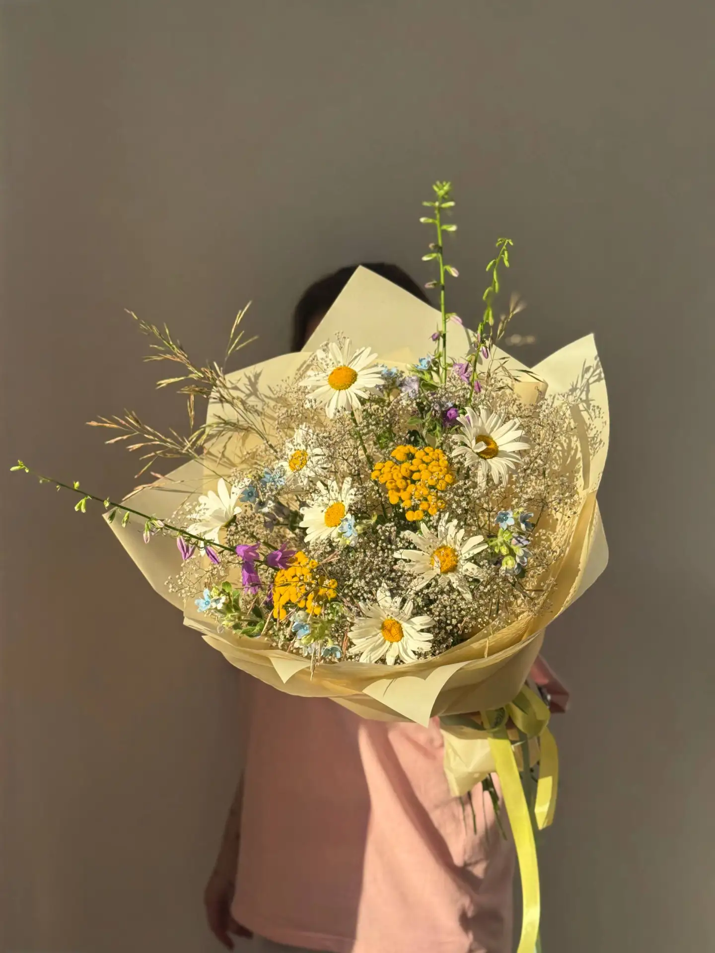 ЛЕТНИЙ 
БУКЕТ 
НАСТРОЕНИЯ 🌼

Яркие оттенки в утонченном сочетании с нежно-белыми ромашками — элеган