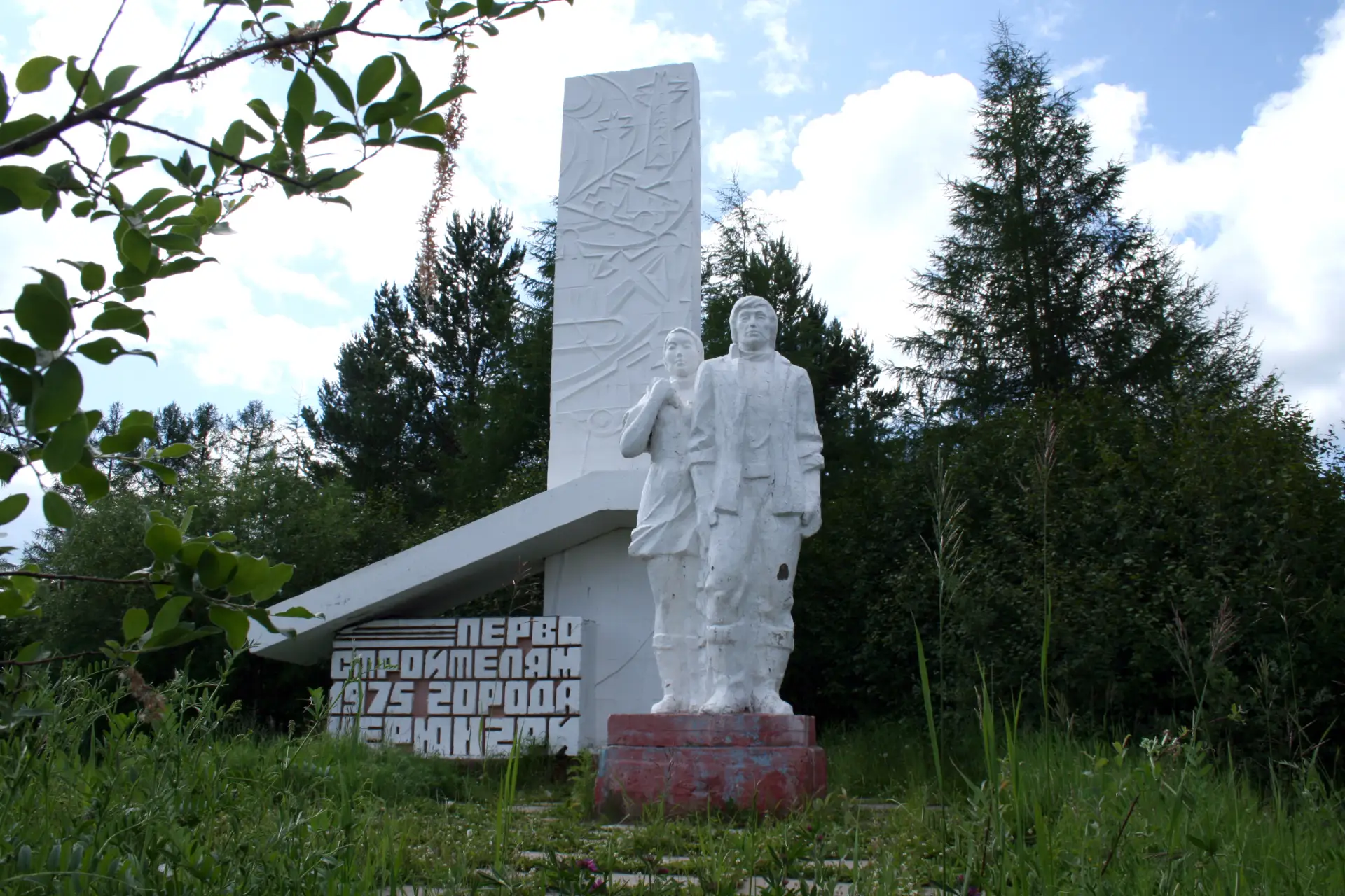 К первой годовщине образования города были сданы в эксплуатацию 6 двухэтажных домов и у...