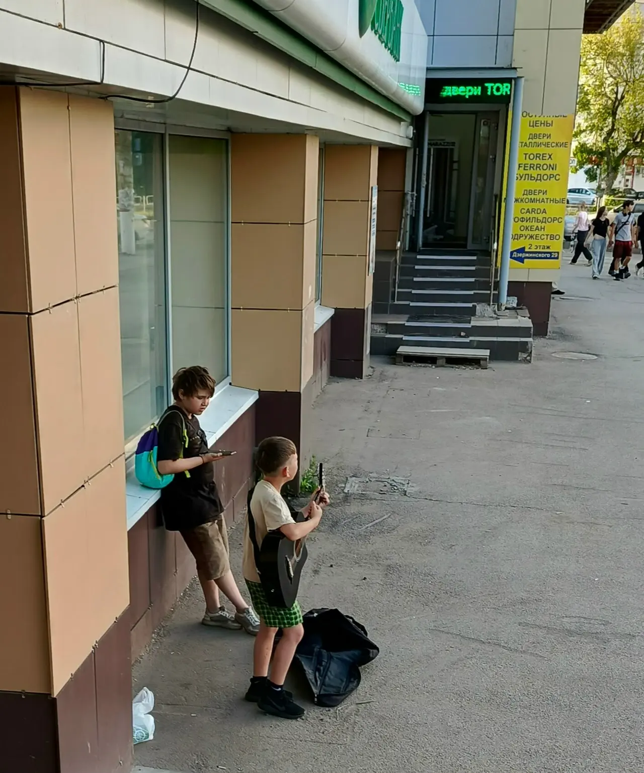 В Новокуйбышевске маленький гитарист покорил сердца прохожих

"Вчера вечером на кольце Дзержинского 
