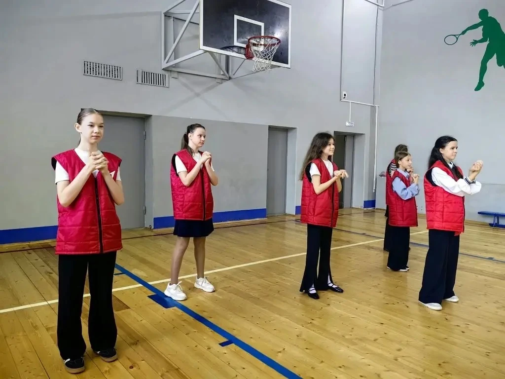 🏆 ЗАРЯДКА С ЧЕМПИОНАМИ: Энергия первых дней! 💪   Сегодня наша традиционная утренняя зарядка в гимназ