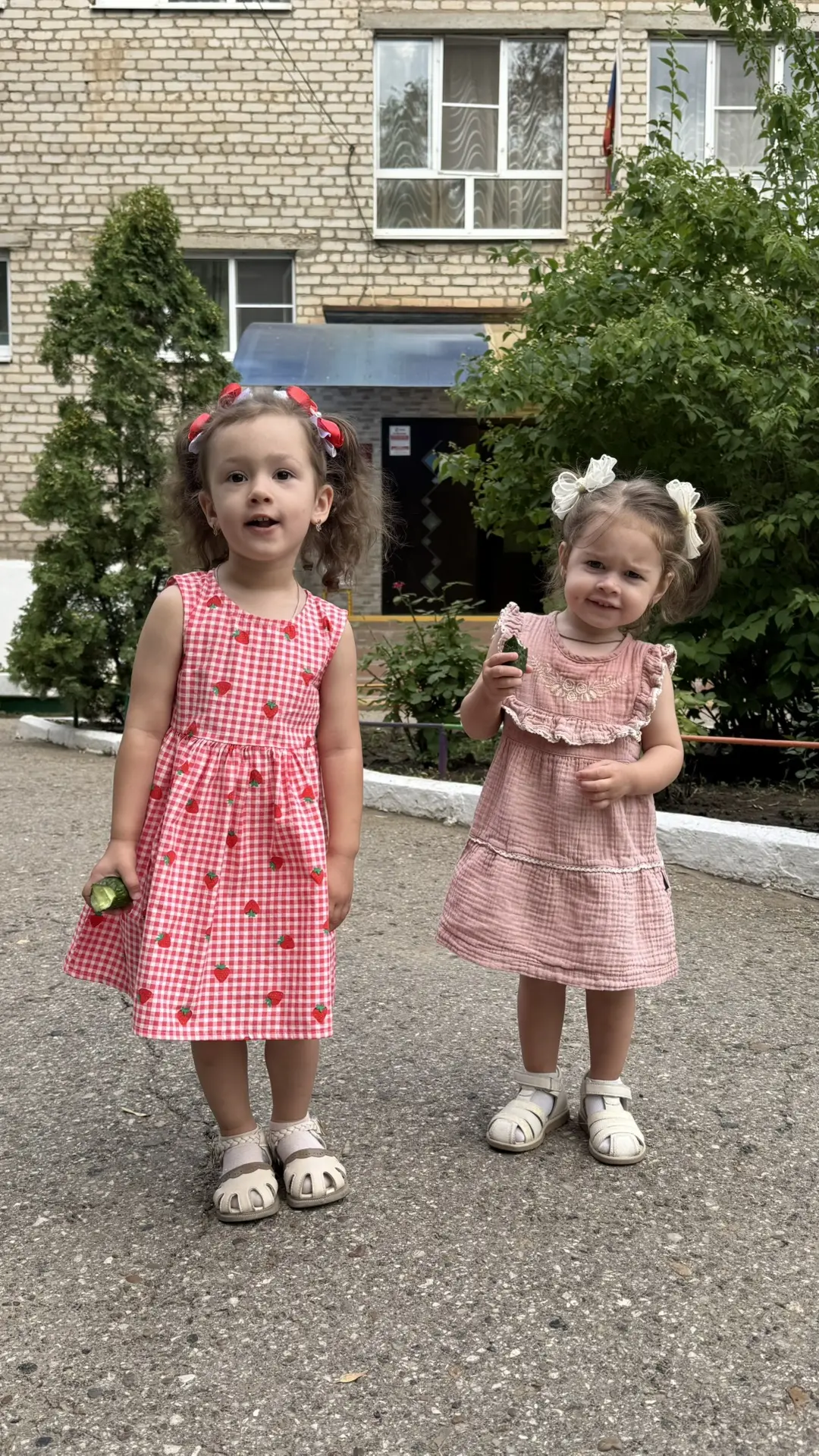 Доброе утро ☀️ 

Я балдею с этих милых девчонок ) особенно,когда они стоят на пороге в детский сад �