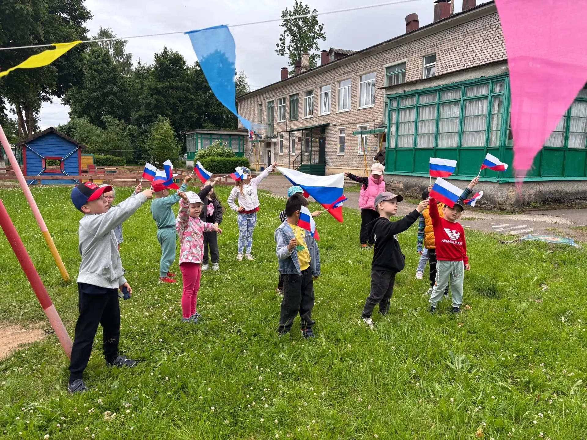 12 июня — День России 🇷🇺
Любовь к Родине начинается с детства. С тёплых воспоминаний, семейных тра
