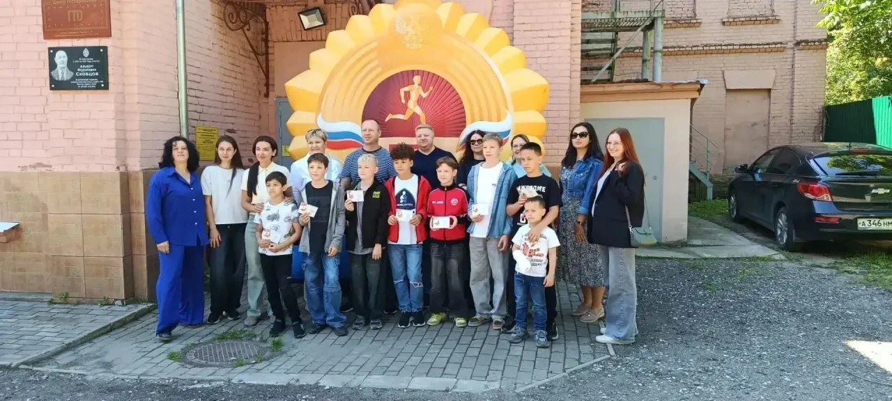 🥳 Сегодня в нашей спортивной школе царила особая атмосфера! Мы с гордостью собрались, чтобы отпразд