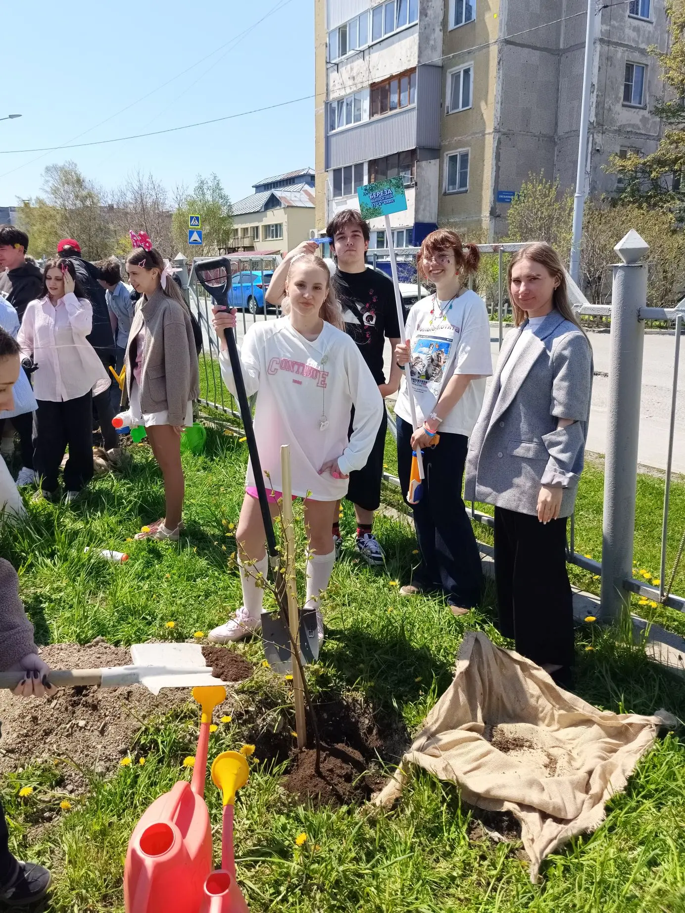 🌳 Живая традиция: аллея выпускников!   Каждый год в День детства на школьном дворе нашей гимназии пр