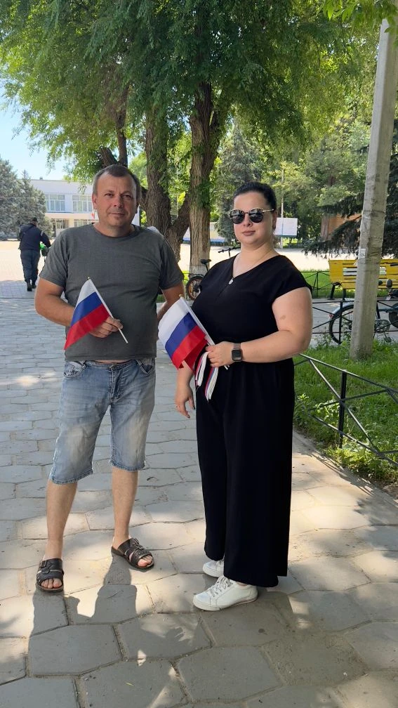 Сотрудники администрации Заветинского сельского поселения провели патриотическую акцию «Российская л