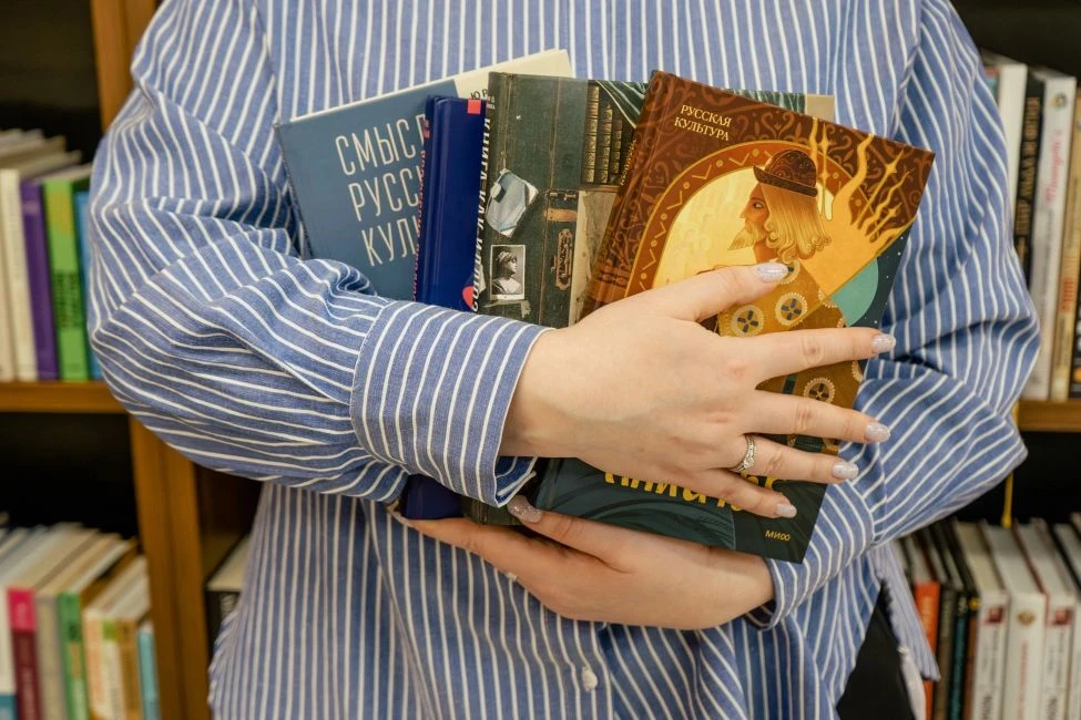 Слова поддержки на страницах любимых книг