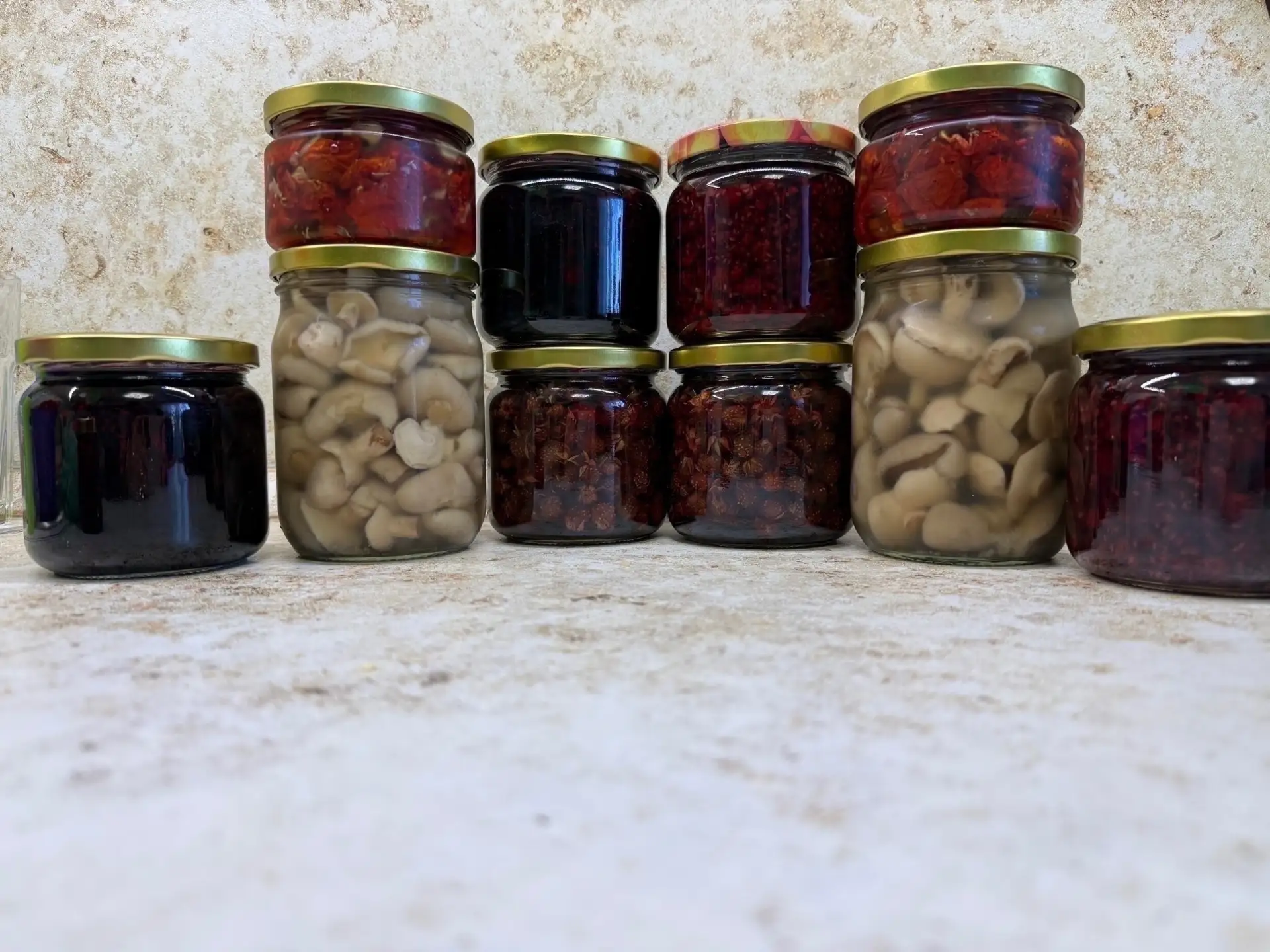 Маслята маринованные 0,5 л 400 руб. Каждый грибок очищен, даже самые маленькие.