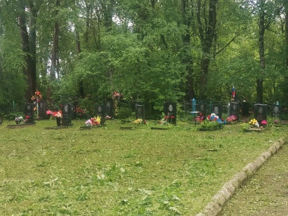 Несмотря на погодные условия продолжаются работы по покосу травы. Сегодня сотрудники уп...