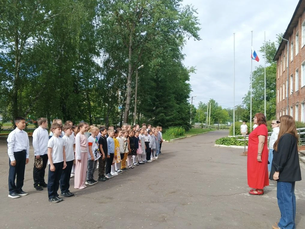 Здравствуй, школьный лагерь! Весело и ярко прошло открытие лагерной смены в школьном ла...
