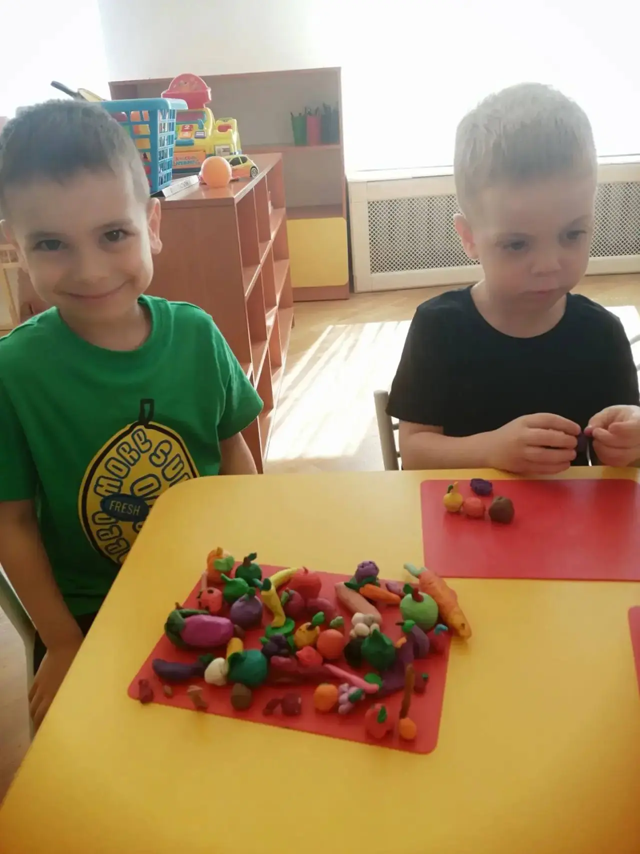 В рамках плана летней оздоровительной работы с детьми, в средней группе №5 прошёл "день...