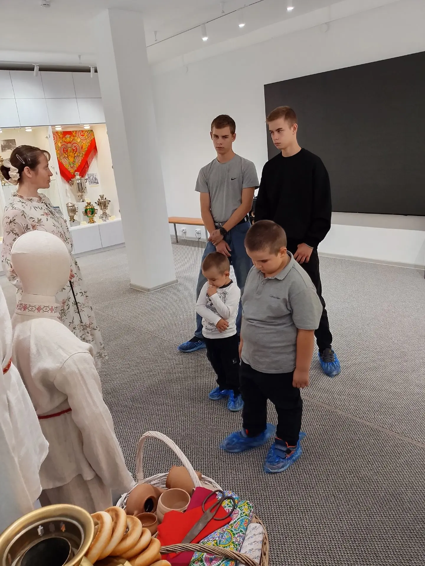 🫖Воспитанники центра «Семья» посетили краеведческий музей, где представлена выставка р...