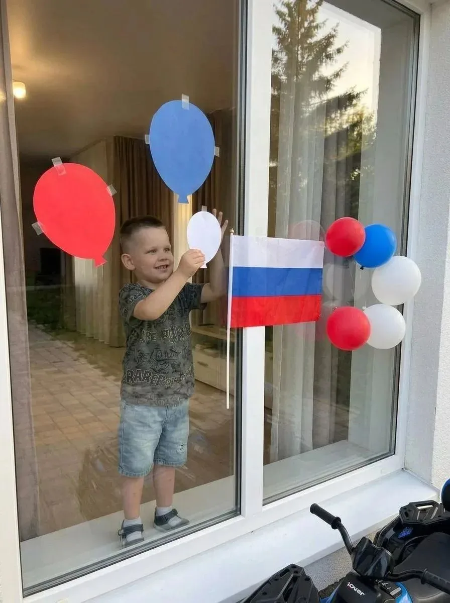 Наши воспитанники не ограничились украшением окон в группе — они продолжили творить дом...