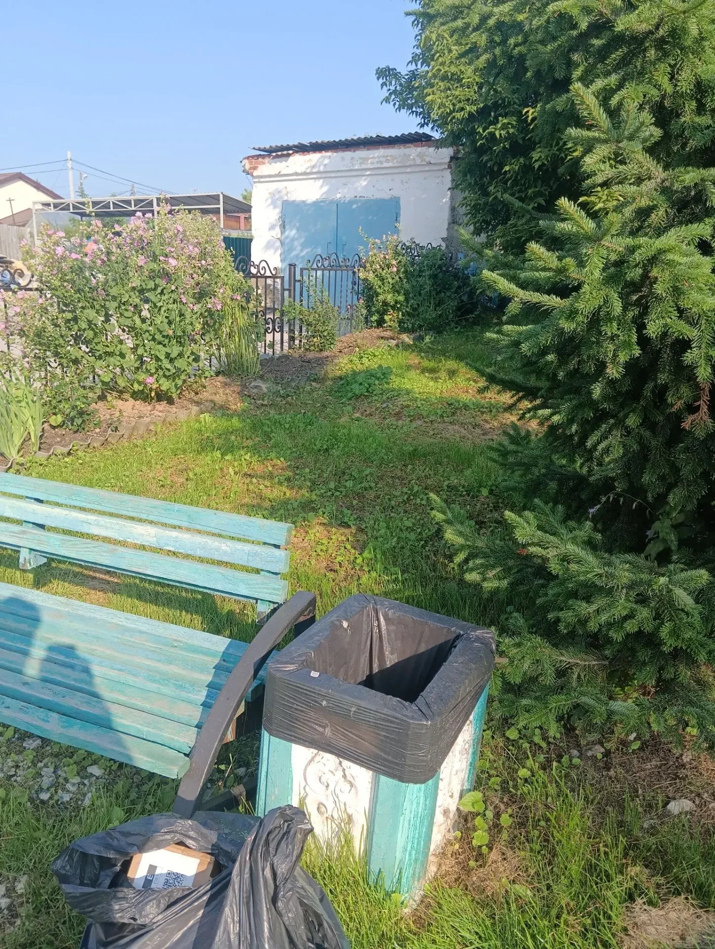 За прошедшие дни силами рабочего по благоустройству поселка Старопышминск выполнялись с...