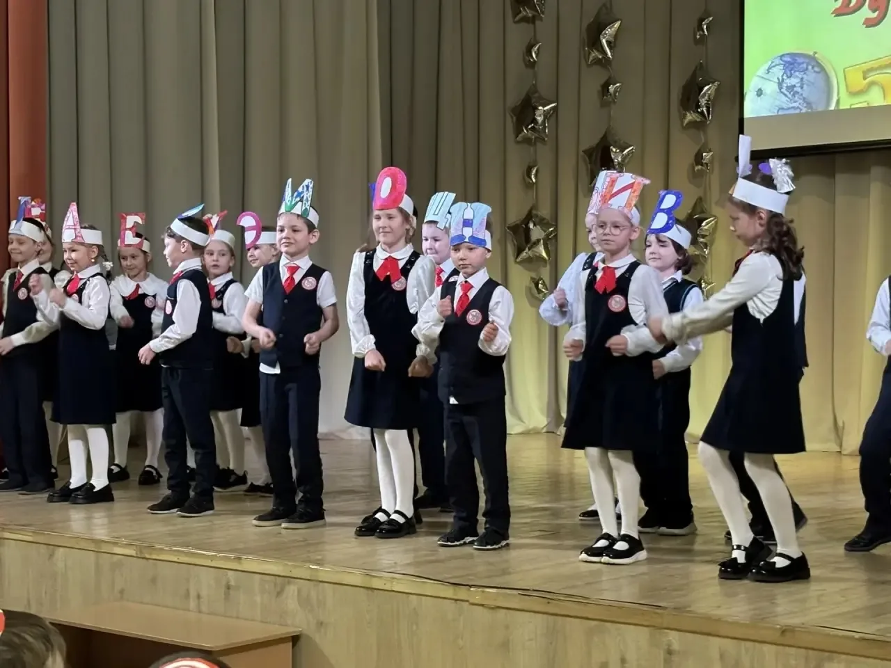 В пятницу в нашей школе было особенно шумно и весело! 🎉  Для самых маленьких учеников, наших первокл