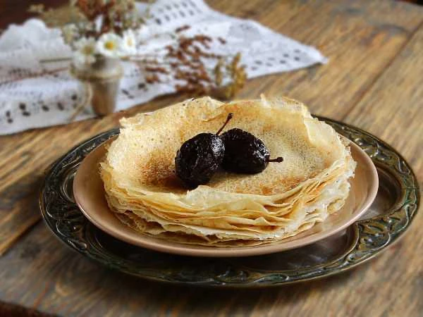 🥞 Постные блины на минералке.  Ингредиенты:   • Мука – 1 стакан  • Минеральная вода – 2 стакана  • С