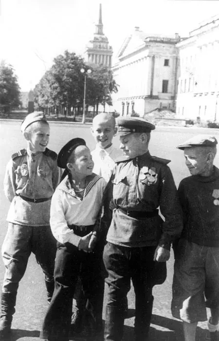 1945.Юные защитники Ленинграда на Дворцовой площади.