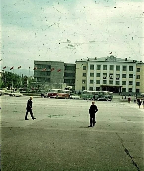 Площадь Ленина. Южно-Сахалинск 
1971–1973.

 Подпишись на Южно-Сахалинск📲