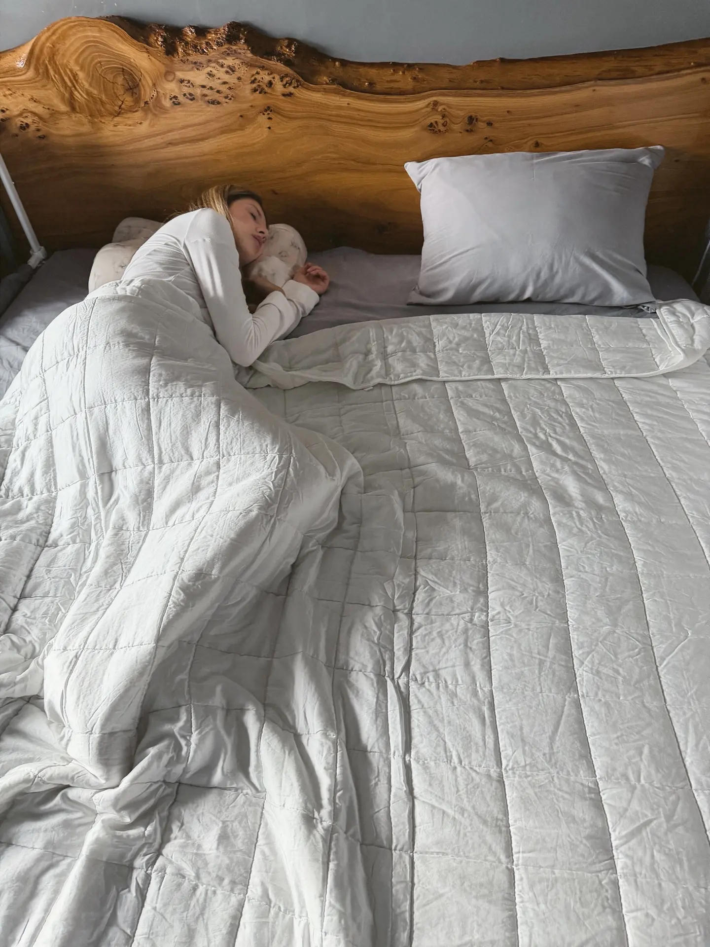 Это было дорого, но правильно:

Заменить обычное одеяло на утяжеленное Beauty Sleep

Уйти от пластик