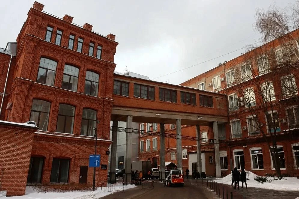 В самом сердце Москвы, на изгибе Москвы-реки, где сегодня Рочдельская набережная сияет огнями самых 