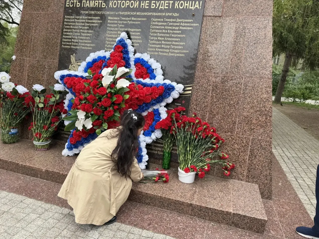 Сегодня наши ученики 2 «Д» и 2 «Е» классов с гордостью и уважением возложили цветы к памятнику героя