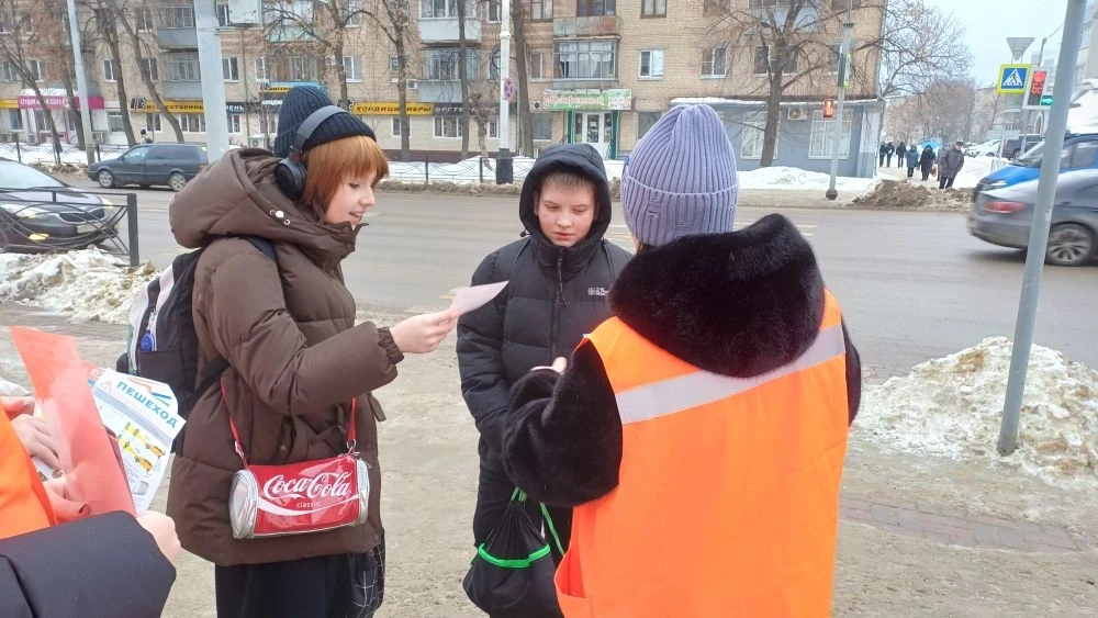 🦺 Первый день триместра — а наши ЮИДовцы уже в деле!  Каникулы закончились, и ребята из отряда юных 
