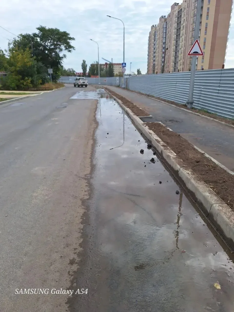 Уже около месяца течёт вода на улице Покрышкина.Летом на том же месте уже был прорыв.Ув...