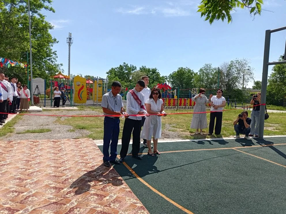 Открытие баскетбольной 🏀 площадки в день Последнего звонка 🔔 - от сердца к будущему.