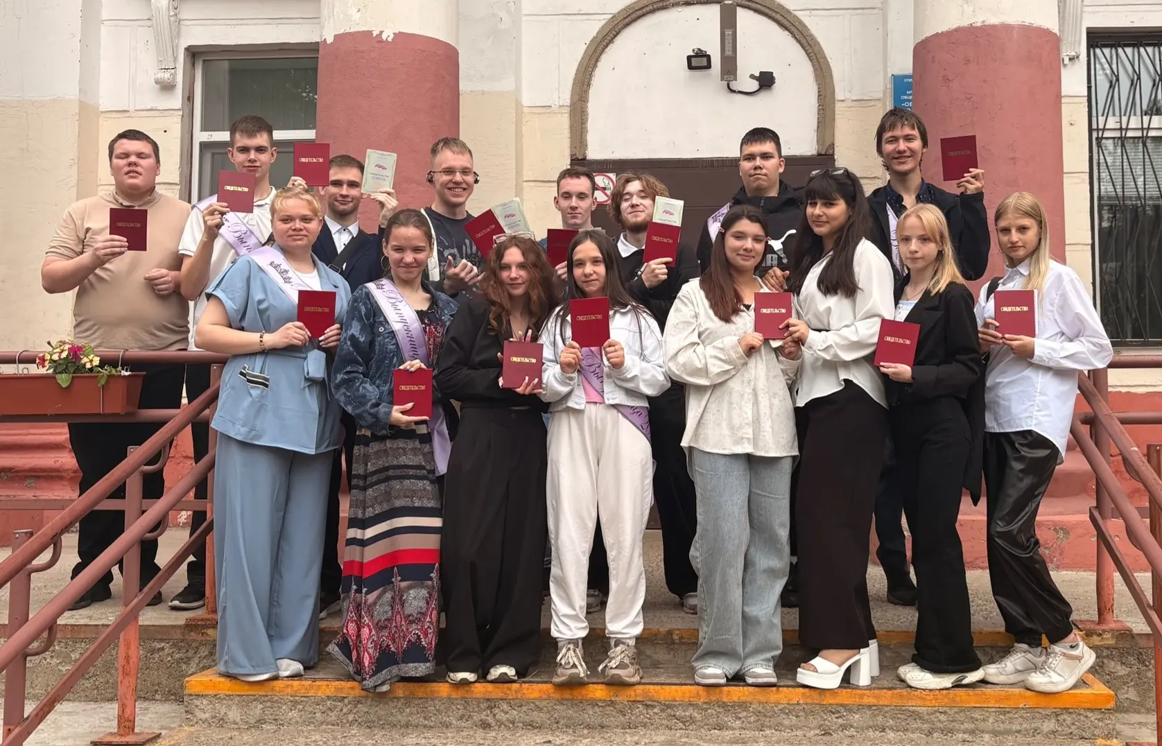 Экзамены  закончились, документы получены! 
🌳Есть красивая и трогательная традиция - посадка деревь