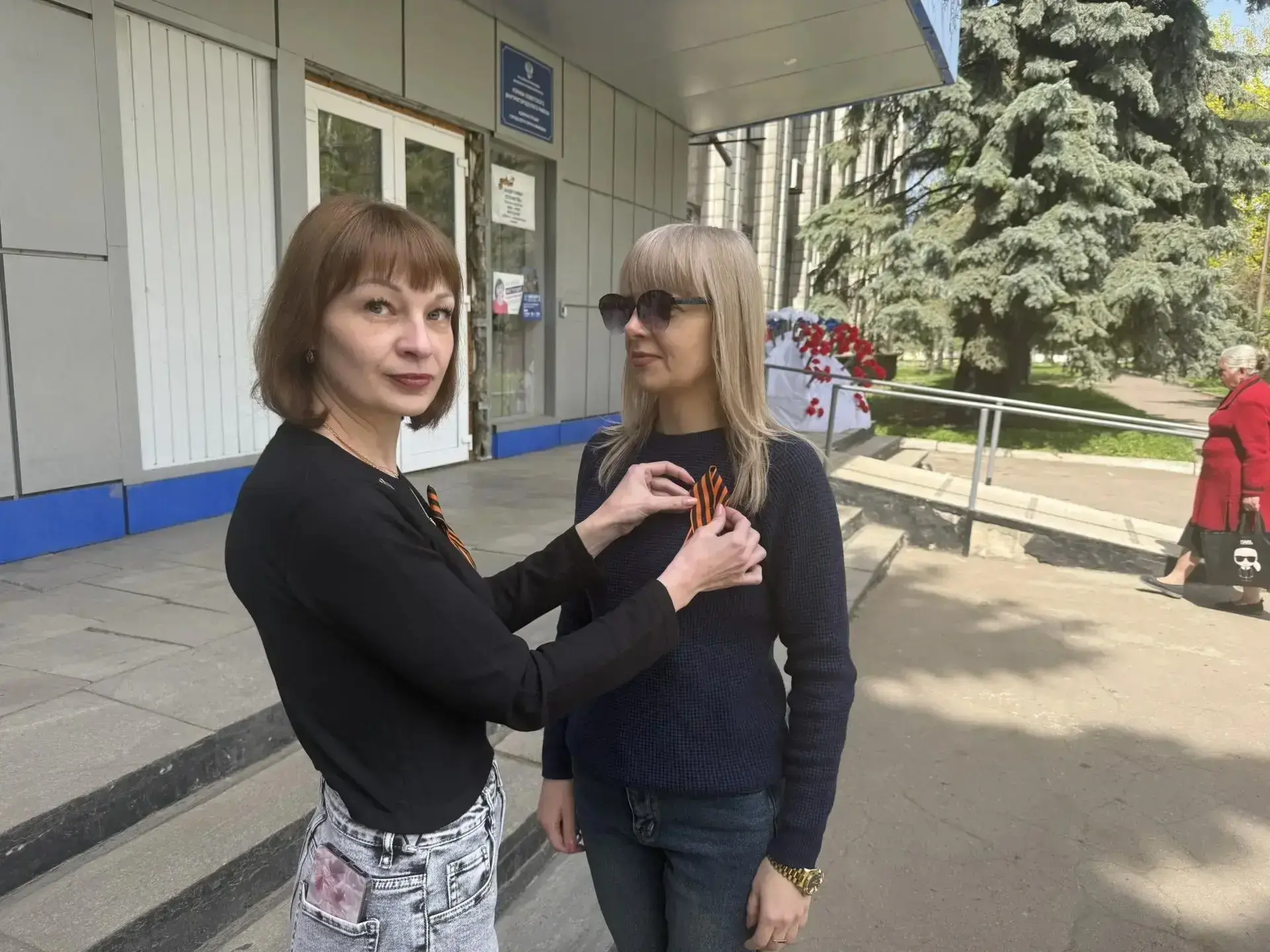 Акция «Георгиевская ленточка»: символ памяти и благодарности объединил жителей Макеевки  В преддвери