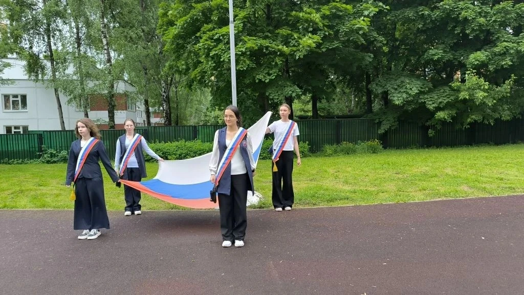 🇷🇺 Торжественное поднятие Флага Российской Федерации    ✨ Почетное право установить Флаг Российской 
