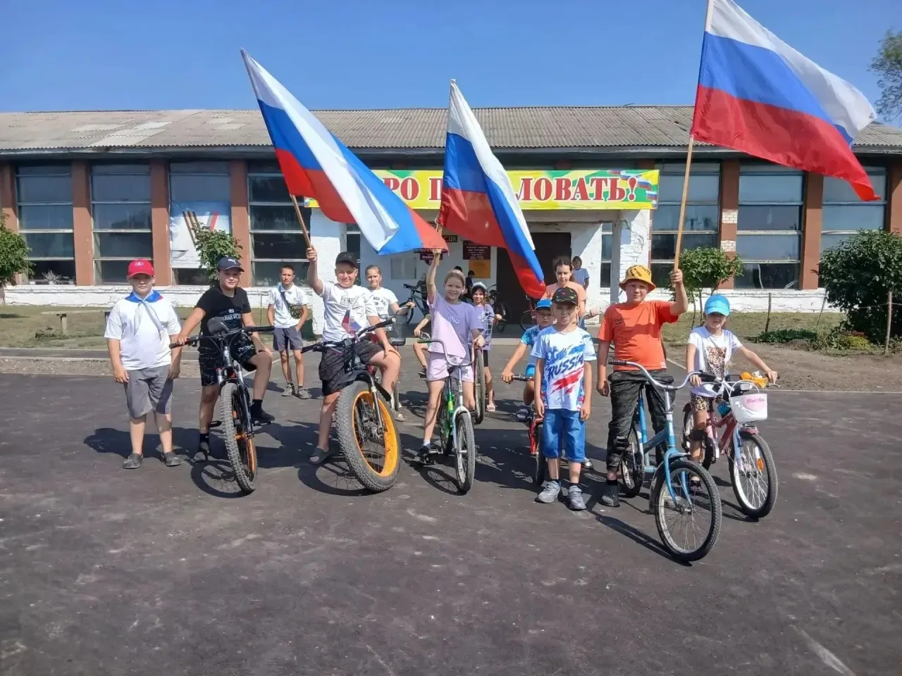 Ко Дню Государственного флага РФ в селе Полоцкое состоялся патриотический велопробег "М...