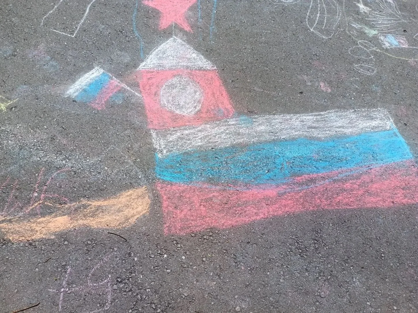Красивые праздничные работы на асфальте — «Салют, Победа!» ✨   🎨Ребята из начальной школы нарисовали